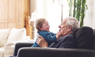 Interaction entre un enfant et son grand-père