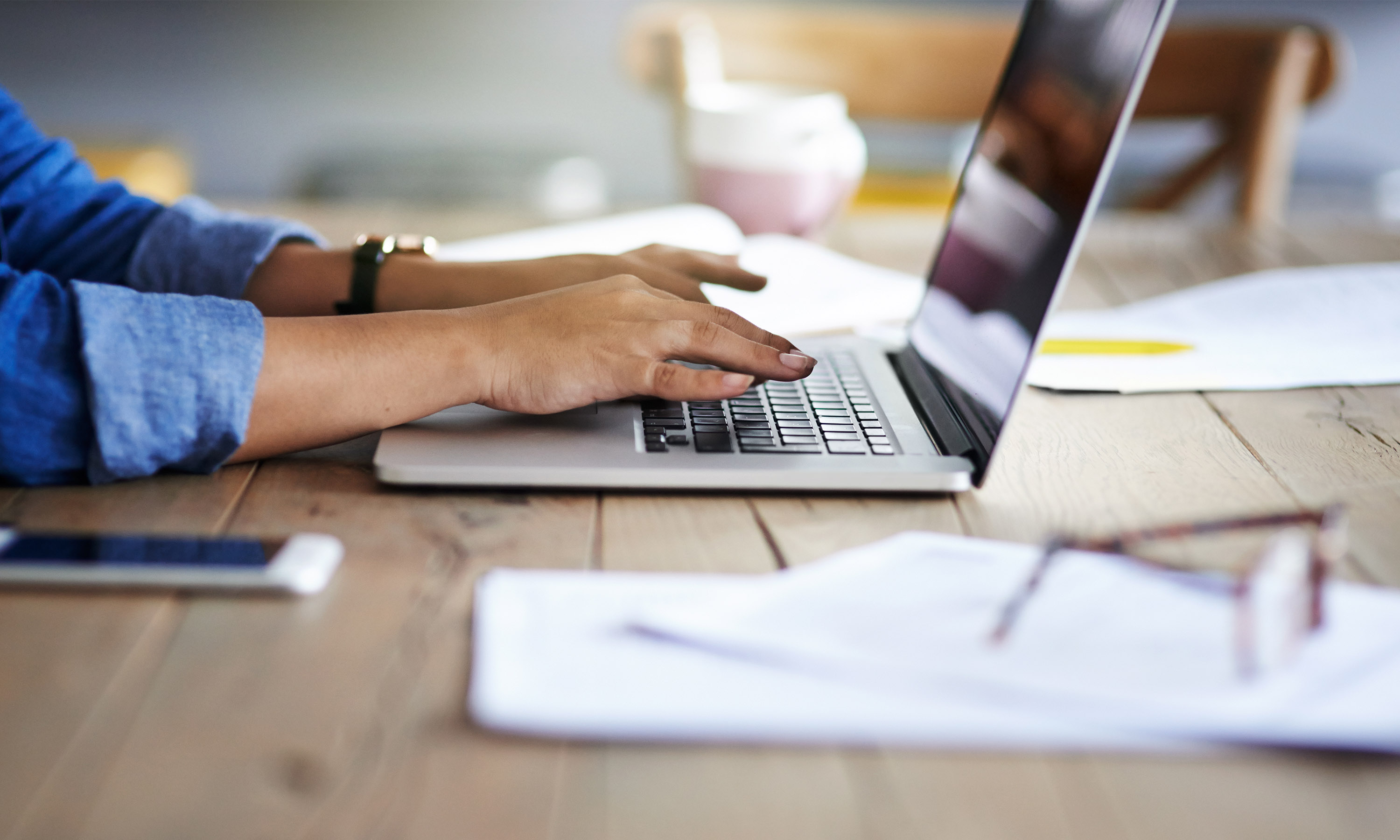 Des mains qui frappent les touches d'une ordinateur portable